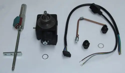 Daikin Umbaukit mit einem Elektromotor, einem Schaft, Kabeln und verschiedenen Verbindungsteilen, geeignet für spezifische Heizsysteme bis Baujahr 2003.